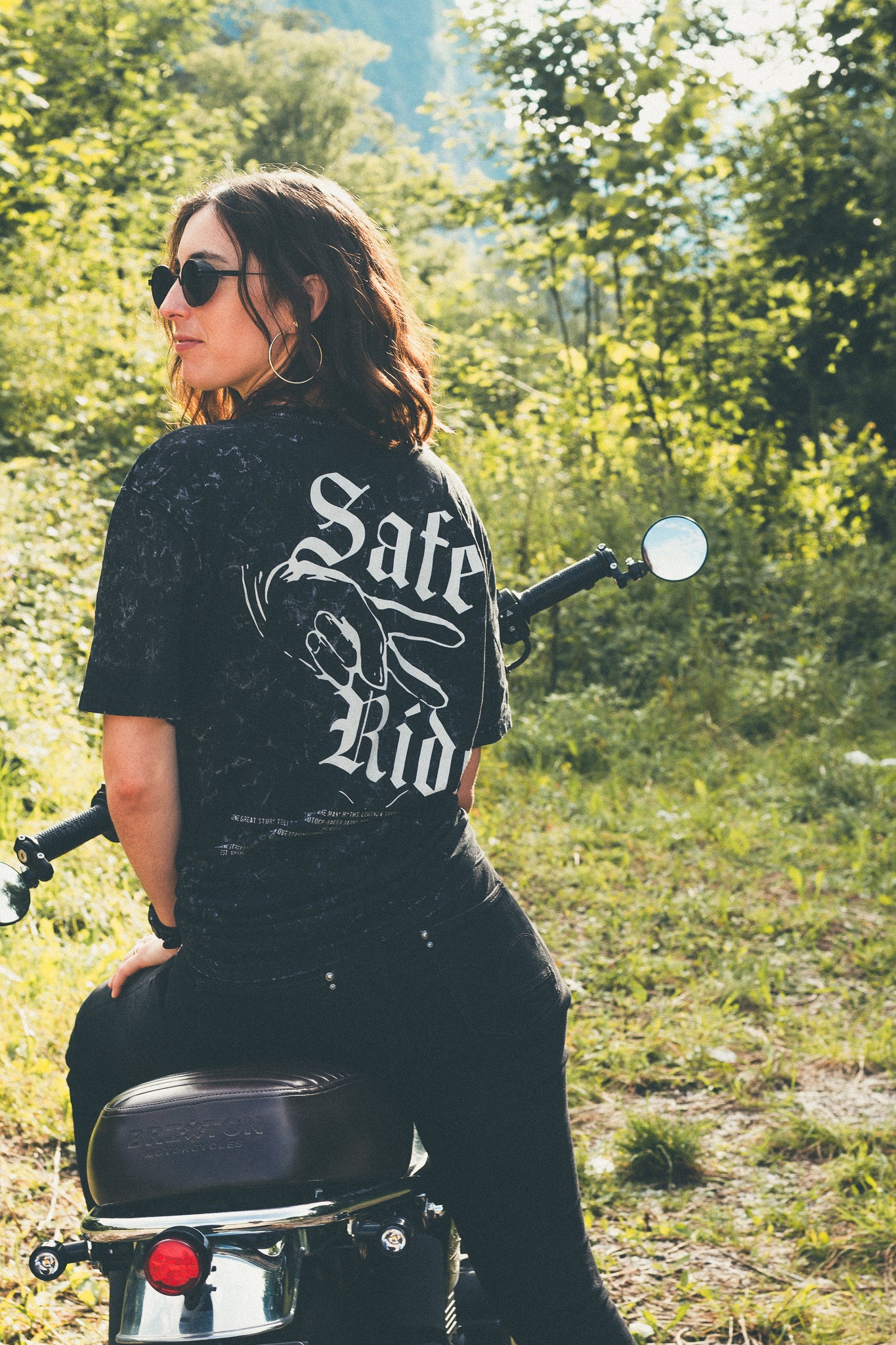 Frau auf dem Motorrad trägt organic 'Safe Ride' Summer T-shirt
