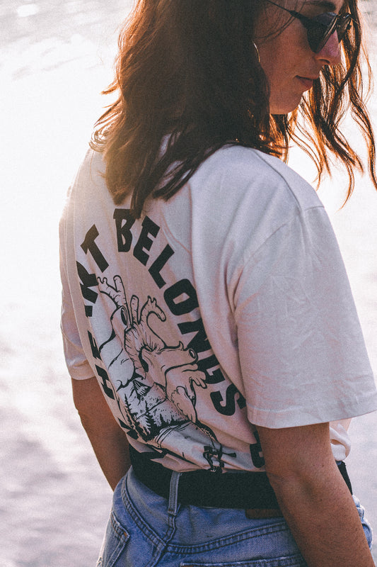 Frau trägt organic 'My Heart belongs' Summer T-shirt